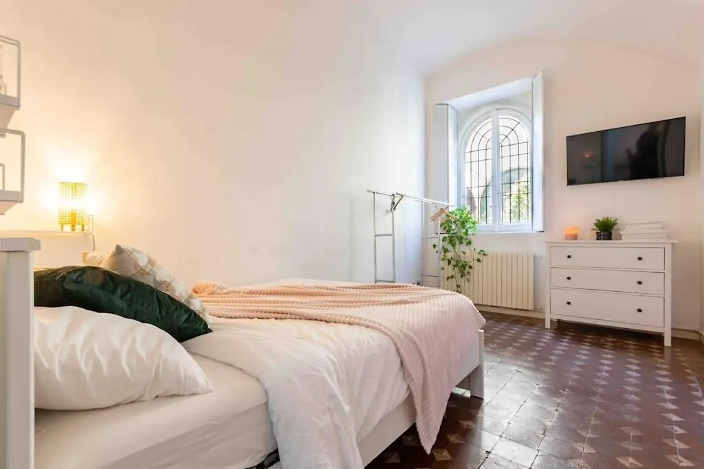 Bohemian Art Apartment. One Bedroom One Sofa Milano